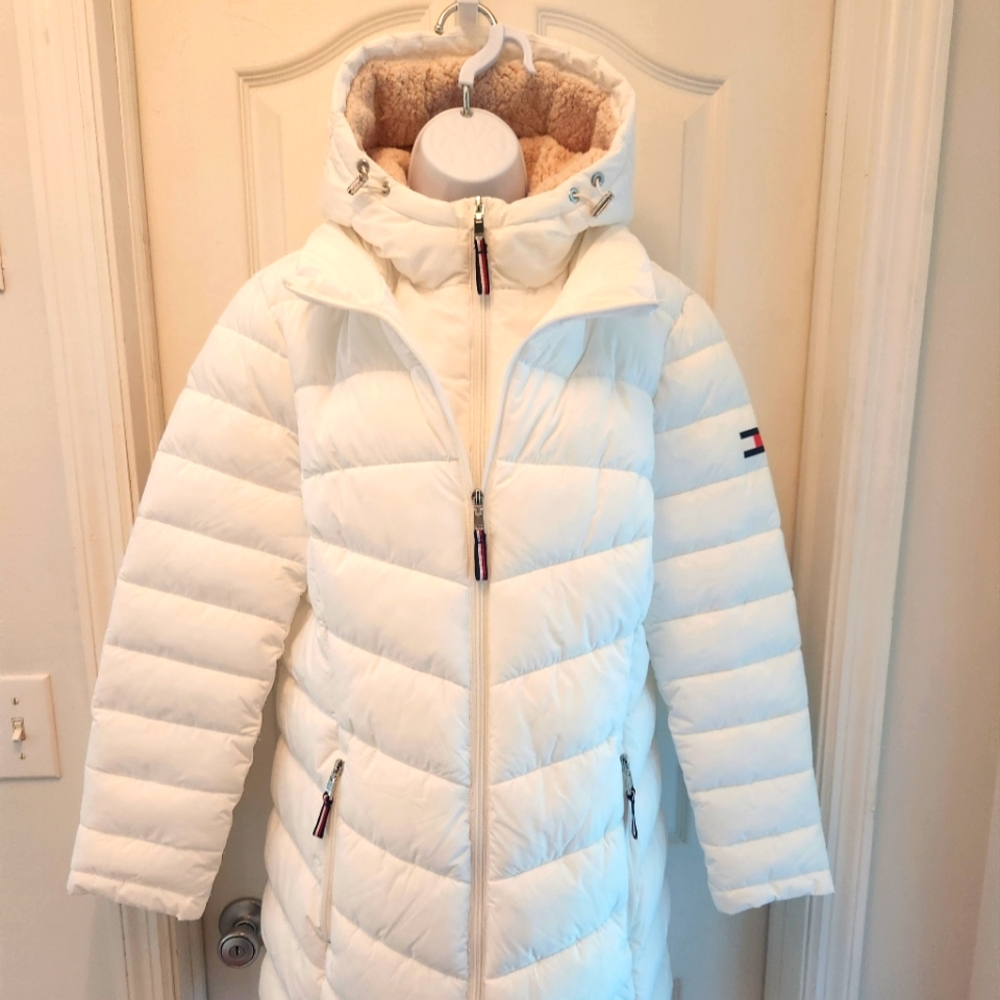 Brand new with tags. Tommy Hilfiger puffer water resistant winter jacket. Size L
